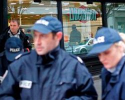 Ενοπλος σπέρνει τον πανικό στο Παρίσι – Ανθρωποκυνηγητό για την σύλληψή του